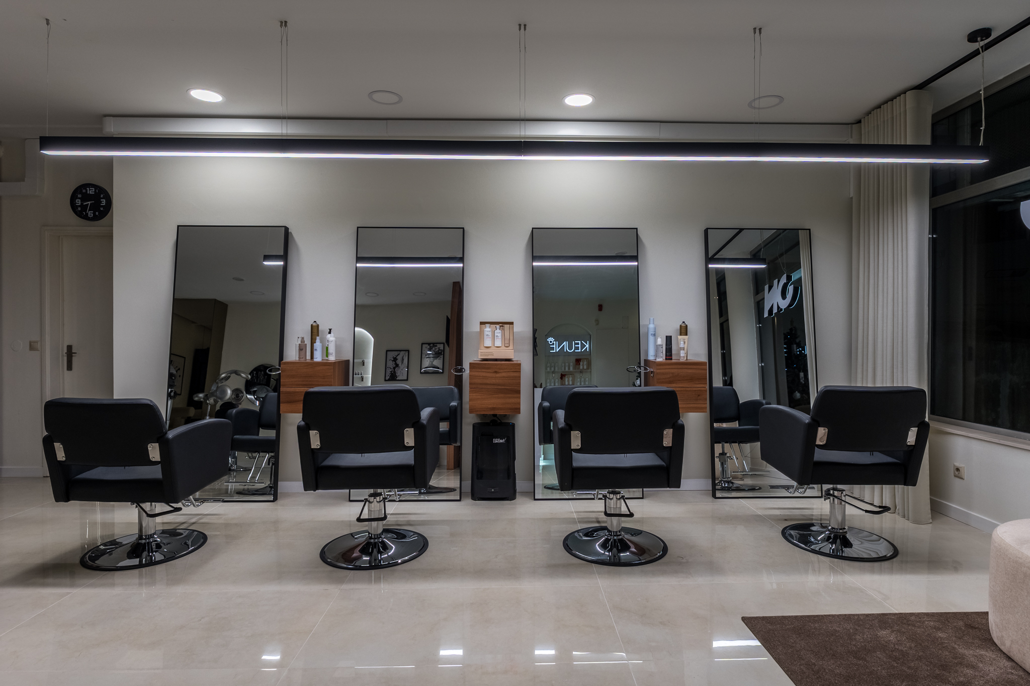Bancadas de corte e estilismo com iluminação técnica.