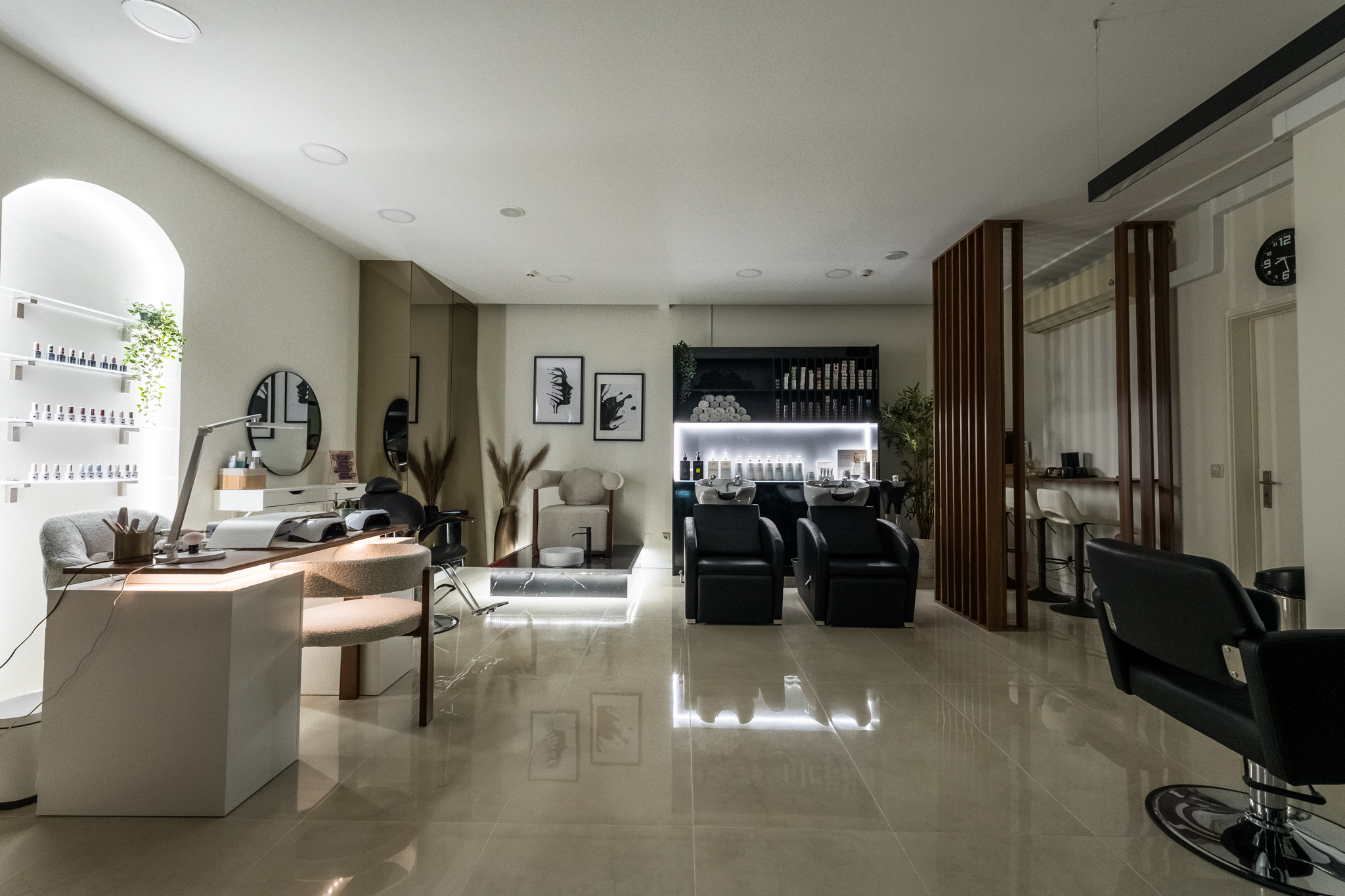 Zona de espera e transição com design acolhedor.