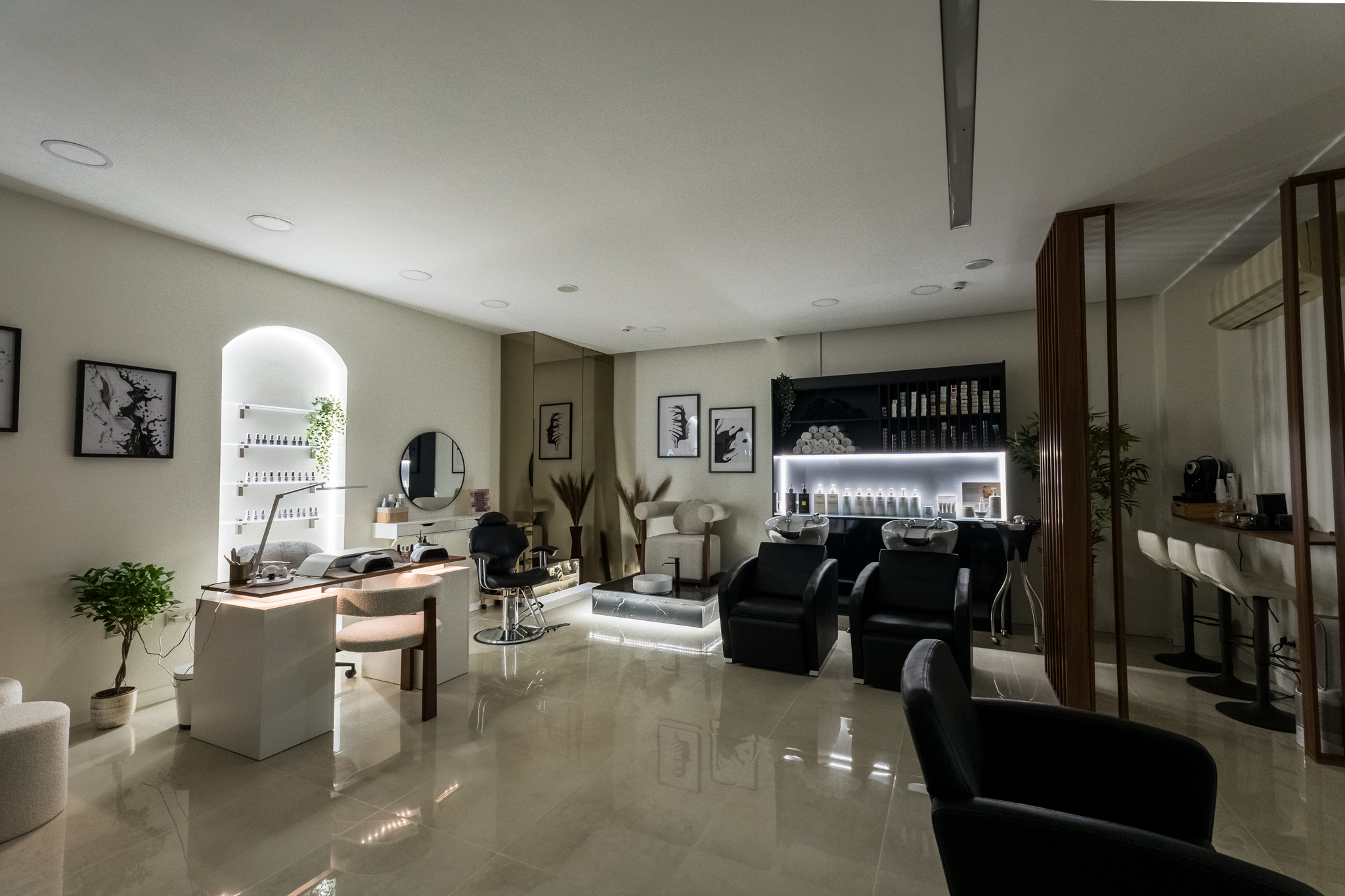 Espaço exclusivo dedicado a manicure e estética.